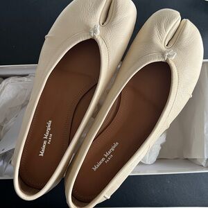 Maison Martin Margiela Women's Beige Tabi Flats